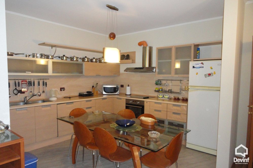 Tirane Qera Apartament 2+1+A Apartament ne zonen e Bllokut apartament