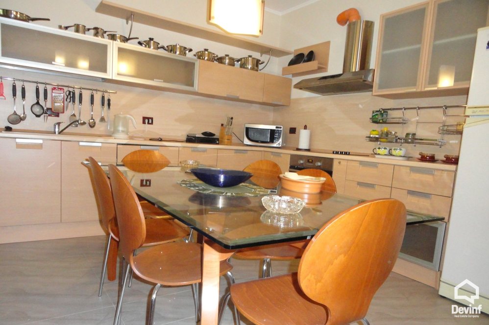 Tirane Qera Apartament 2+1+A Apartament ne zonen e Bllokut apartament