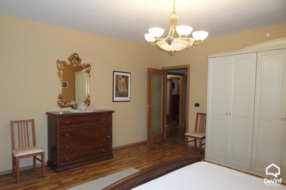 Tirane Qera Apartament 2+1+A Apartament ne zonen e Bllokut apartament