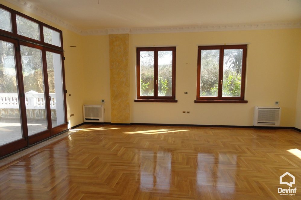 Tirane Qera Vile Me shume se 4 dhoma Vila ndodhet prane Kopeshtit Zoologjik zyre vile restorant