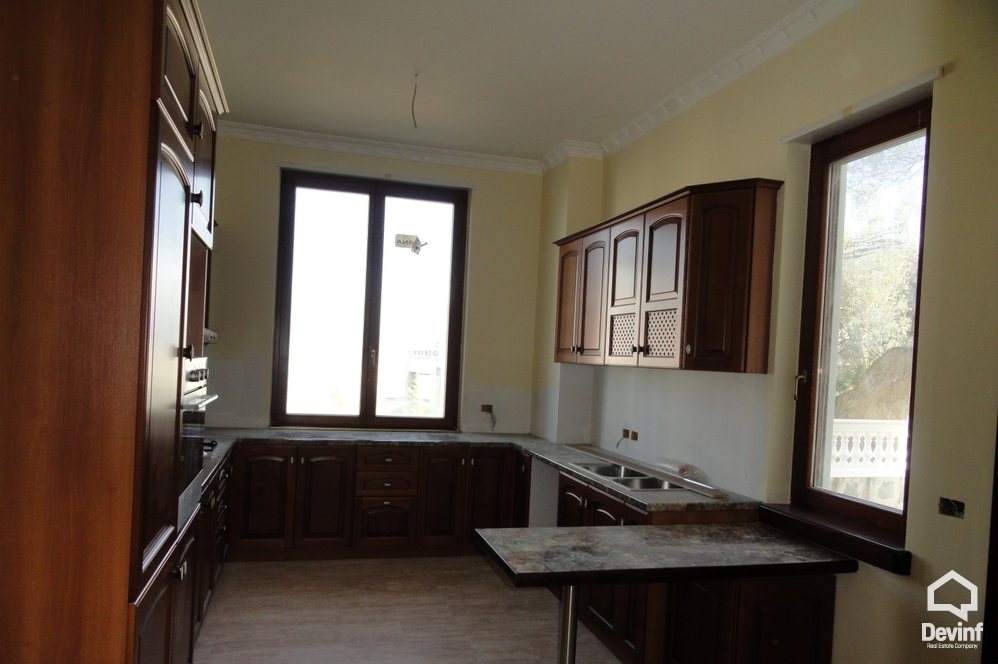 Tirane Qera Vile Me shume se 4 dhoma Vila ndodhet prane Kopeshtit Zoologjik zyre vile restorant