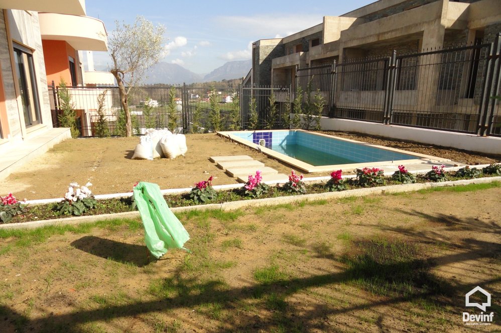 Tirane Qera Vile 4+1+A Vila ndodhet prane Liqenit te Tiranes kompleks rezidencial