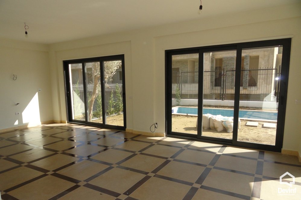Tirane Qera Vile 4+1+A Vila ndodhet prane Liqenit te Tiranes kompleks rezidencial