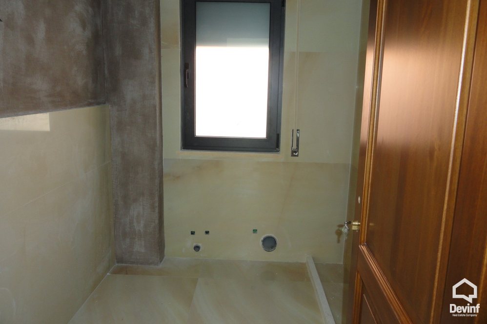 Tirane Qera Vile 4+1+A Vila ndodhet prane Liqenit te Tiranes kompleks rezidencial