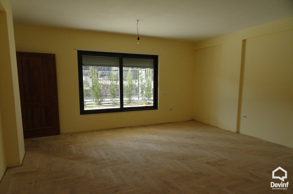 Tirane Qera Vile 4+1+A Vila ndodhet prane Liqenit te Tiranes kompleks rezidencial