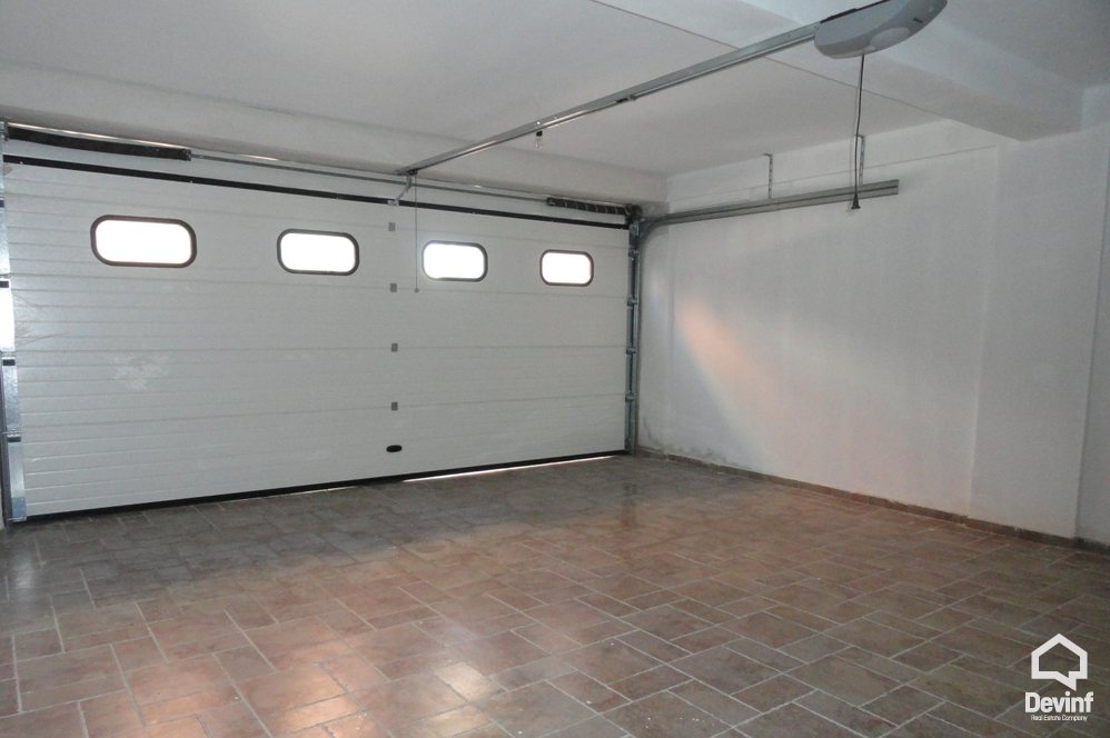 Tirane Qera Vile 4+1+A Vila ndodhet prane Liqenit te Tiranes kompleks rezidencial