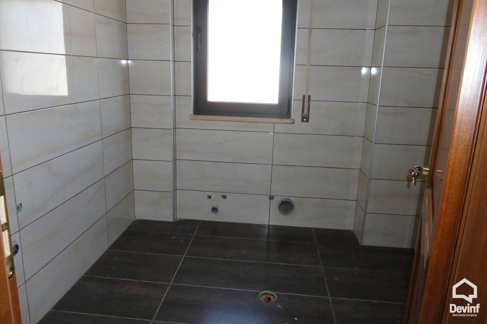 Tirane Qera Vile 4+1+A Vila ndodhet prane Liqenit te Tiranes kompleks rezidencial