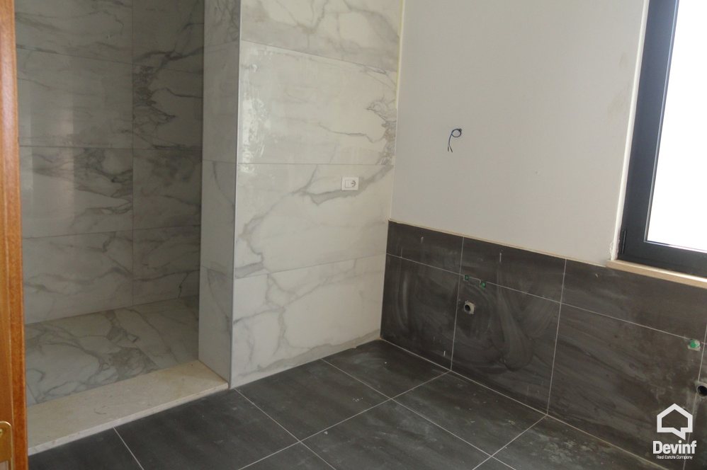 Tirane Qera Vile 4+1+A Vila ndodhet prane Liqenit te Tiranes kompleks rezidencial