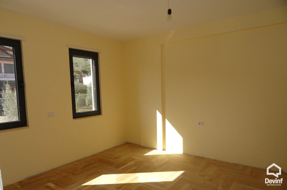 Tirane Qera Vile 4+1+A Vila ndodhet prane Liqenit te Tiranes kompleks rezidencial