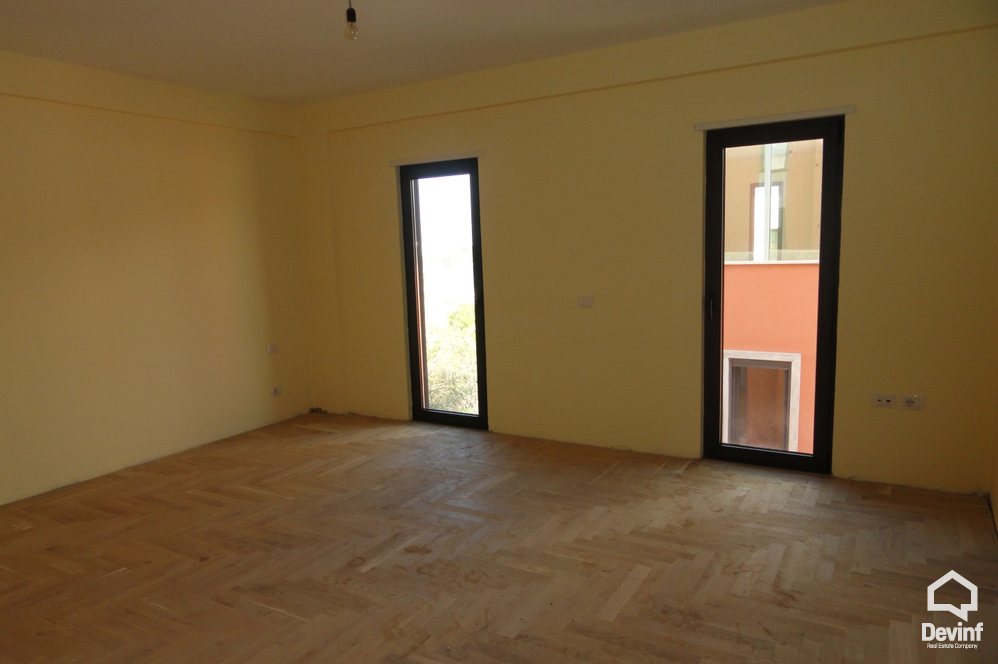 Tirane Qera Vile 4+1+A Vila ndodhet prane Liqenit te Tiranes kompleks rezidencial