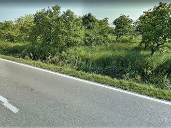 Toke Shitje Toka ndodhet prane aeroportit Nene Tereza, ne Rinas.