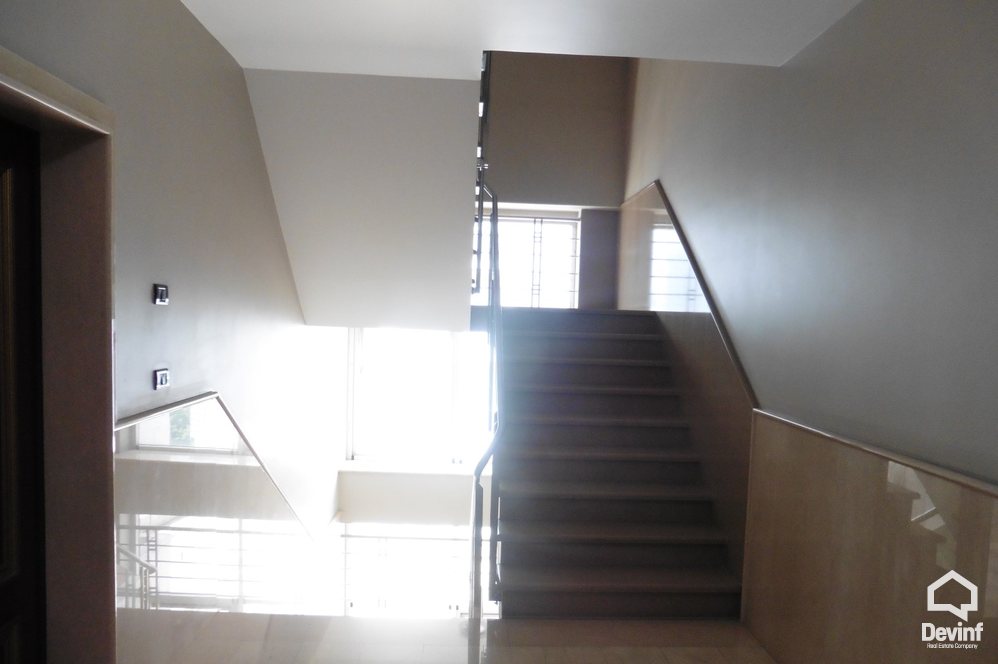 Tirane Qera Zyre  Ne Bulevardin Gjergj Fishta Zyre