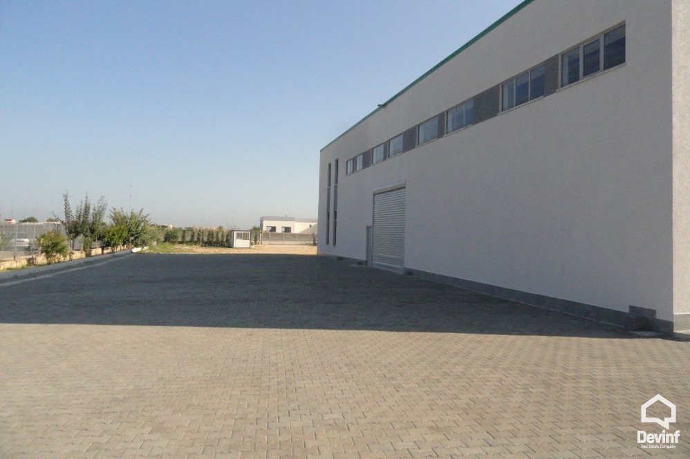 Durres Qera Magazine  Ekspozite dhe magazine ne Autostraden nga Tirana ne Durres toke per ndertim