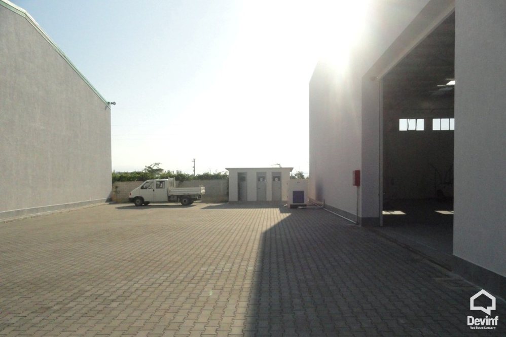 Durres Qera Magazine  Ekspozite dhe magazine ne Autostraden nga Tirana ne Durres toke per ndertim