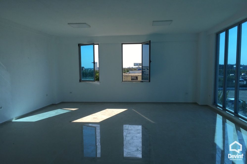 Durres Qera Magazine  Ekspozite dhe magazine ne Autostraden nga Tirana ne Durres toke per ndertim