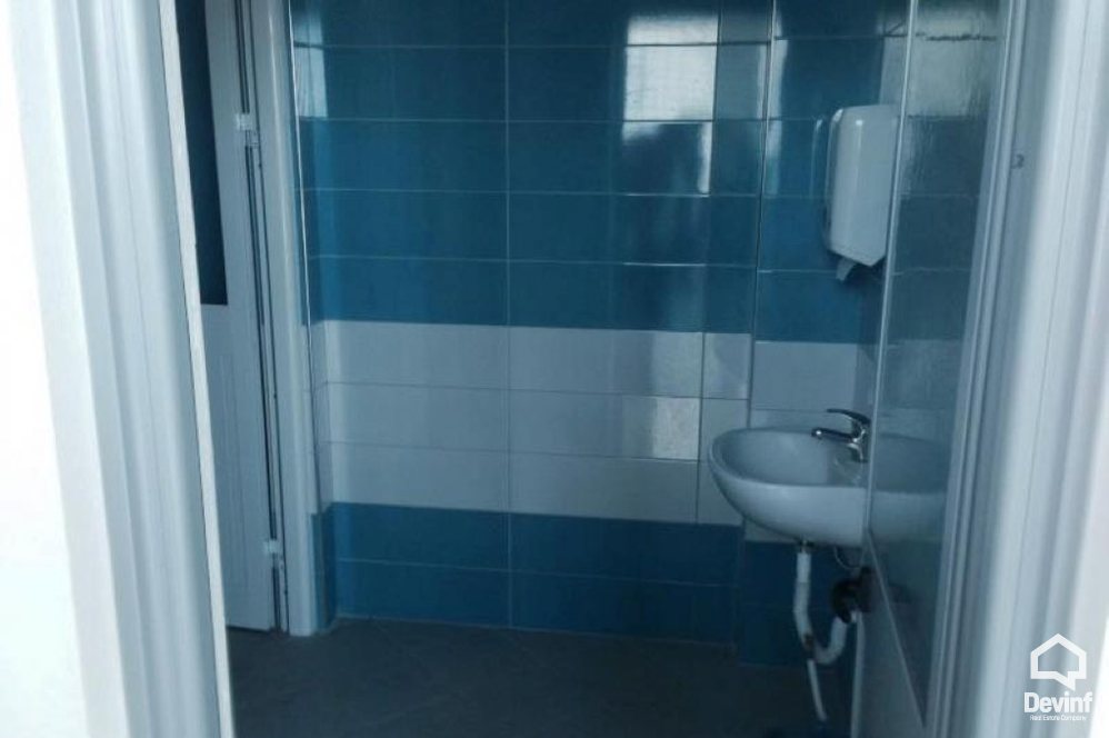 Durres Qera Magazine  Ekspozite dhe magazine ne Autostraden nga Tirana ne Durres toke per ndertim