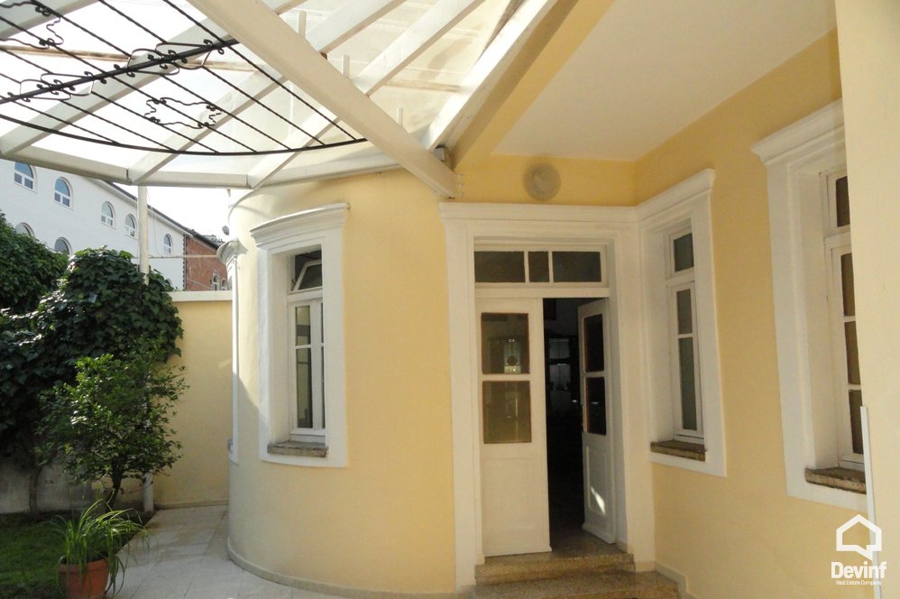 Tirane Qera Shtepi Private 3+1+A Vile ne qytetin e Tiranes apartament