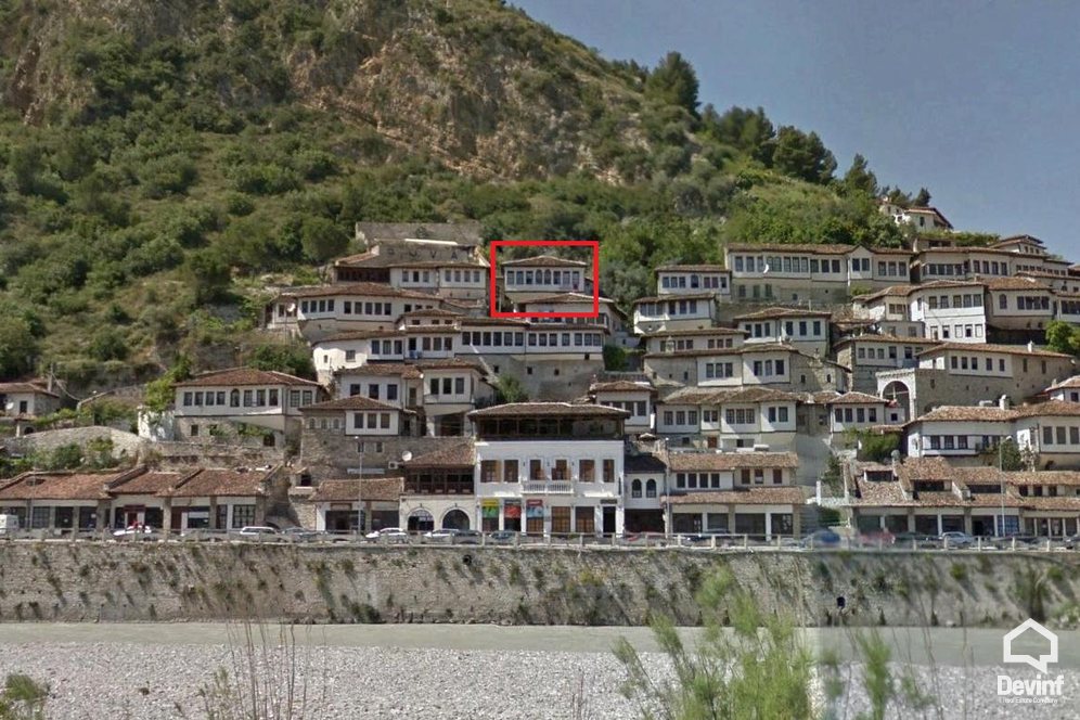 Berat Shitje Vile 3+1+A Ne qender te Qytetit te Berat toke per ndertim