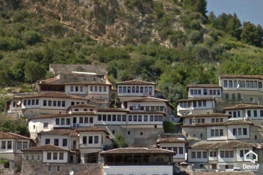 Berat Shitje Vile 3+1+A Ne qender te Qytetit te Berat toke per ndertim