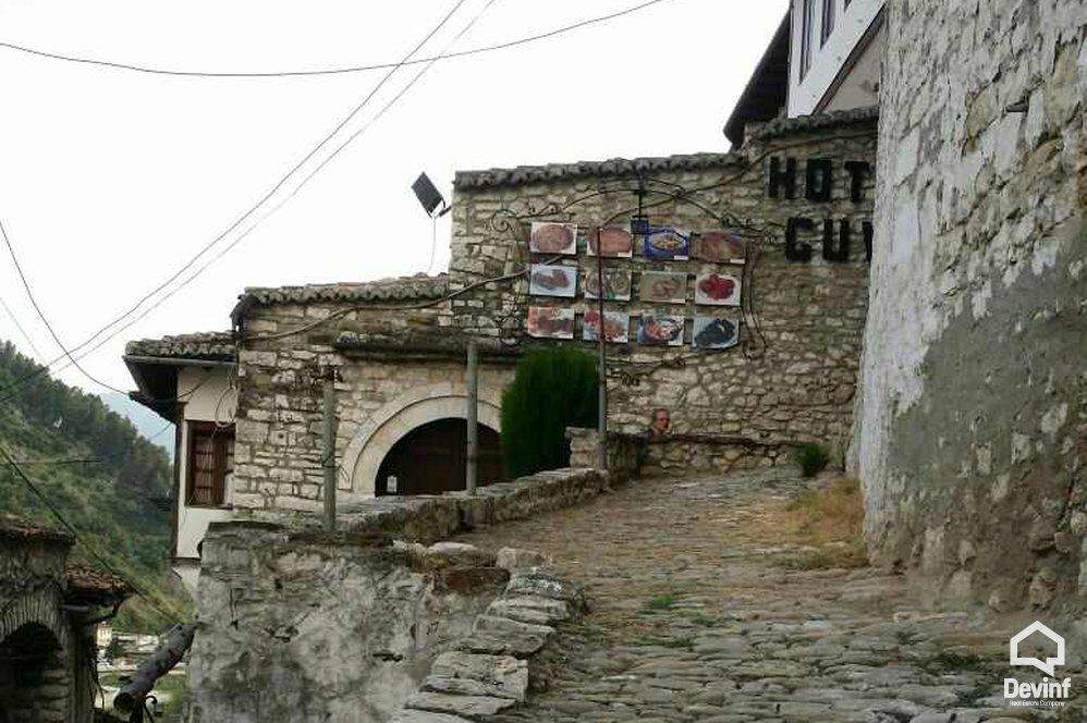 Berat Shitje Vile 3+1+A Ne qender te Qytetit te Berat toke per ndertim