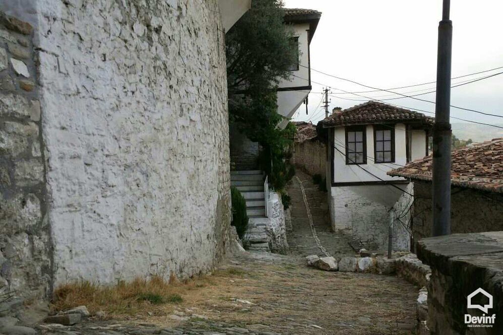 Berat Shitje Vile 3+1+A Ne qender te Qytetit te Berat toke per ndertim