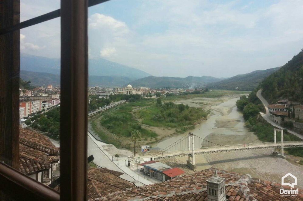 Berat Shitje Vile 3+1+A Ne qender te Qytetit te Berat toke per ndertim