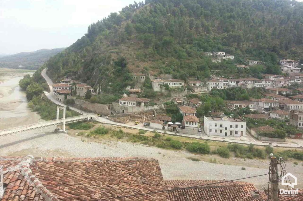 Berat Shitje Vile 3+1+A Ne qender te Qytetit te Berat toke per ndertim