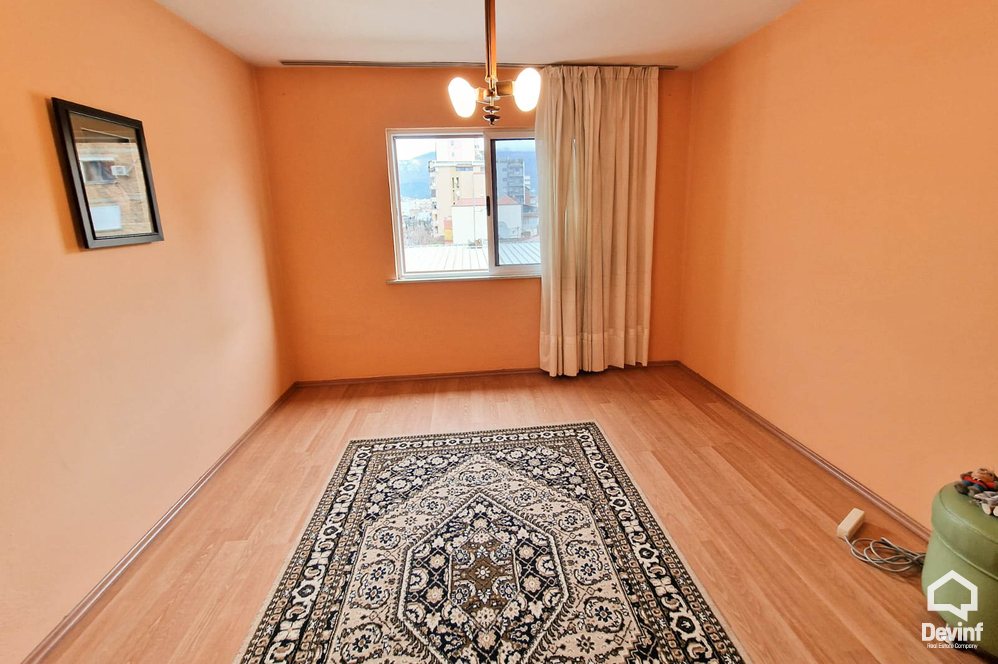 Tirane For Sale Apartment 3+1 4 Deshmoret street, near the Partizani High School Apartment