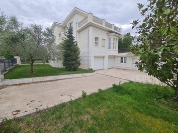 Vile Shitje Rolling Hills Residence