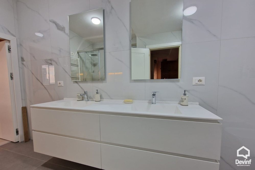 Tirane Shitje Apartament 4+1 Prane Sheshit Avni Rustemi apartament penthouse