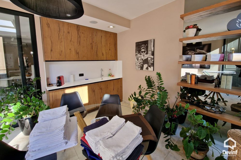 Tirane Qera Zyre  Zona e ish Bllokut qender estetike qender masazhi spa klinike