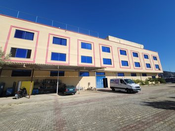 Magazine Qera Magazine ne zonen e Prushit, Tirane