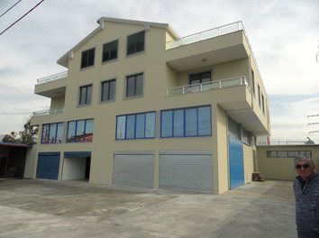 Zyre Qera Ambjent zyrash/laborator ne fillim te Autostrades Tirane-Durres