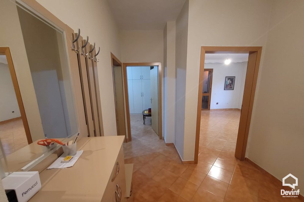 Tirane Qera Apartament 2+1+A Tek Unaza e Madhe e Tiranes, zona mbi Qendren Tregtare Kristal zyre spa klinike dentare