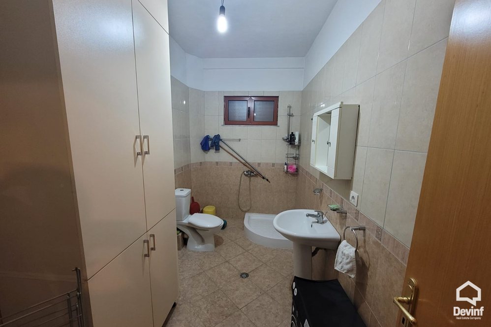 Tirane Qera Apartament 2+1+A Tek Unaza e Madhe e Tiranes, zona mbi Qendren Tregtare Kristal zyre spa klinike dentare