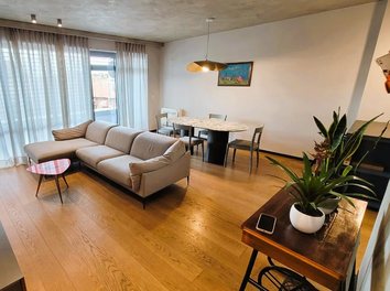 Apartament Qera Me qira apartament 3+1 tek Stadiumi “Selman Stermasi”, Tirane