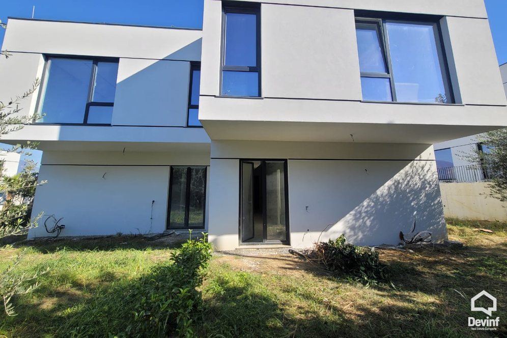 Tirane Qera Vile 3+1 Vile ne kompleks residencial qe ndodhet prane Liqenit te Tiranes vile kompleks rezidencial vile dyshe vile e bashkangjitur