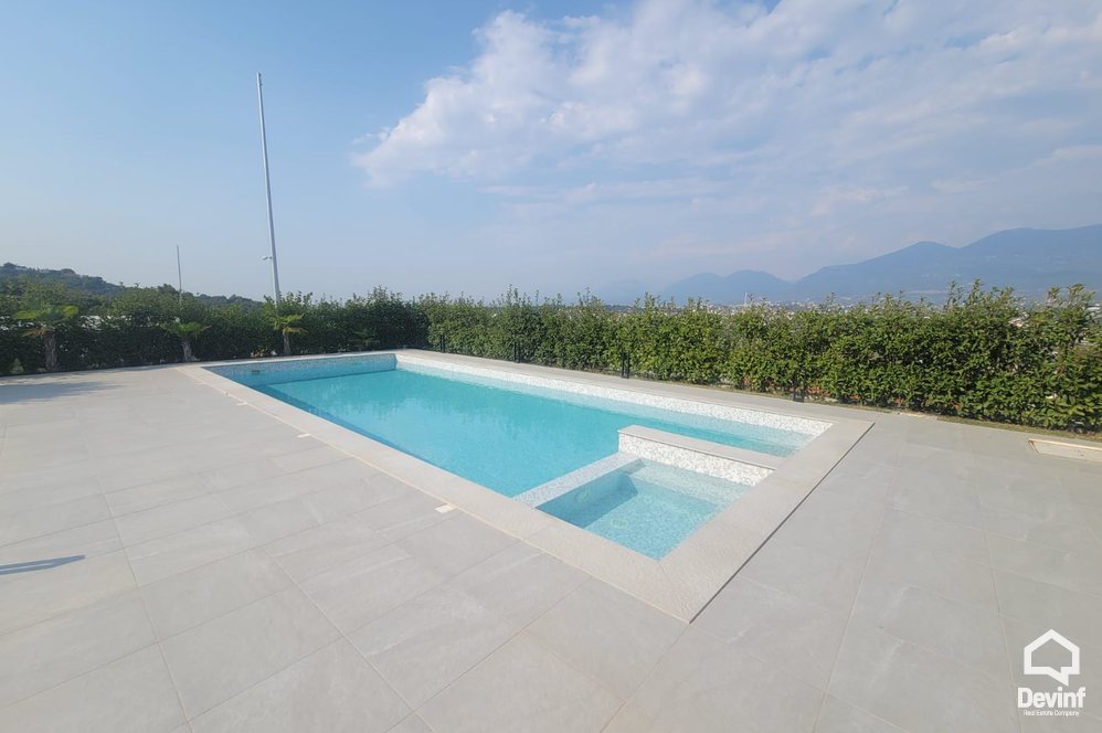 Tirane For Sale Villa Me shume se 4 dhoma Villa in the Farka area, only 5 kilometers from the center of Tirana Villa