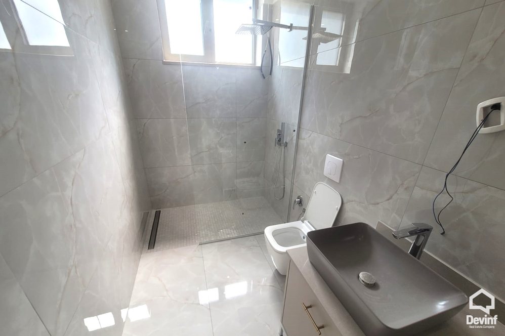 Tirane For Sale Villa Me shume se 4 dhoma Villa in the Farka area, only 5 kilometers from the center of Tirana Villa