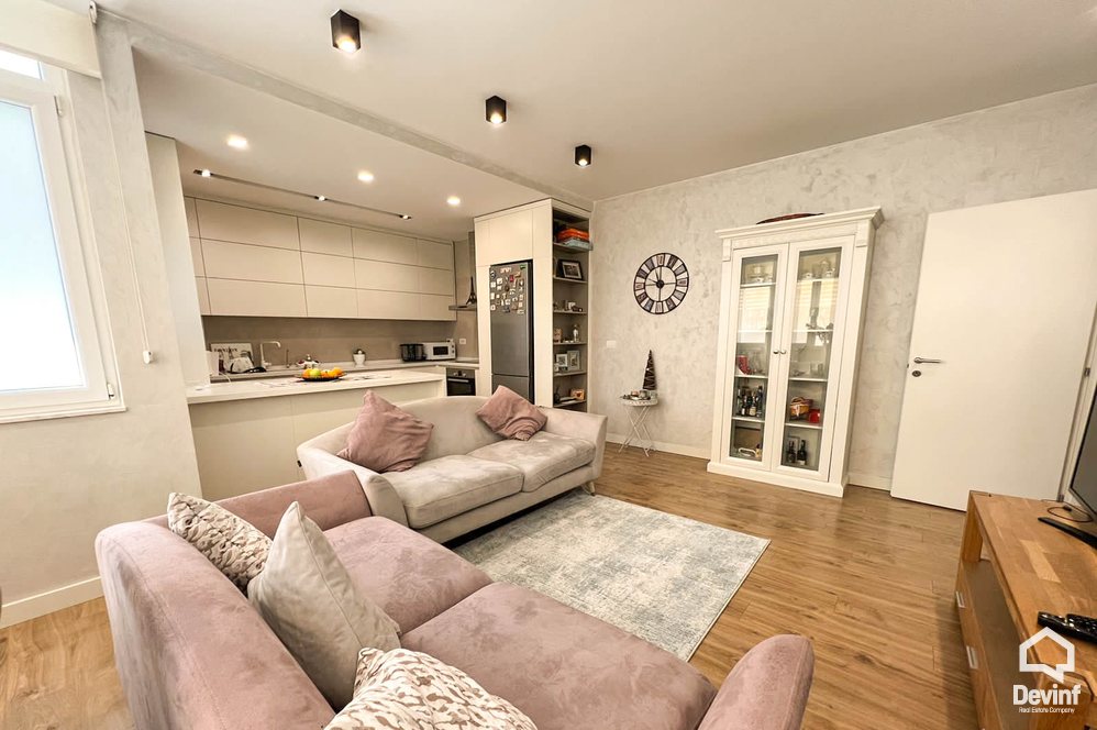 Tirane Shitje Apartament 2+1+A Komuna e Parisit, prane Kristal Center apartament