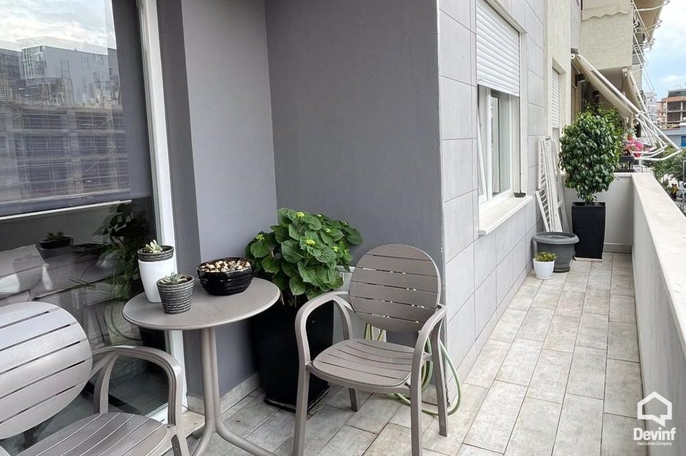 Tirane Qera Apartament 2+1 Apartamenti ndodhet tek Rr. Komuna e Parisit apartament