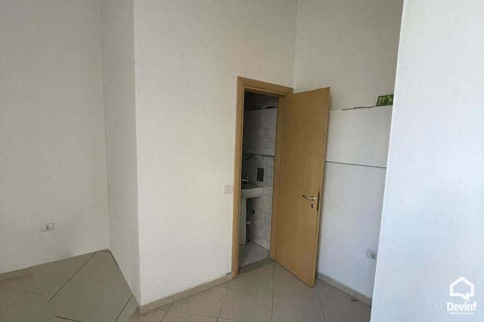 Tirane Shitje Dyqan  Rruga Peti prane Liqenit te Thate dyqan apartament zyre