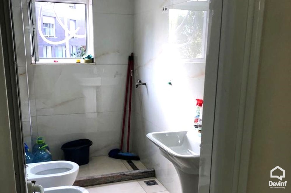Tirane Qera Apartament 3+1 Zyre tek Medreseja ne Rr. Dibres apartament zyre