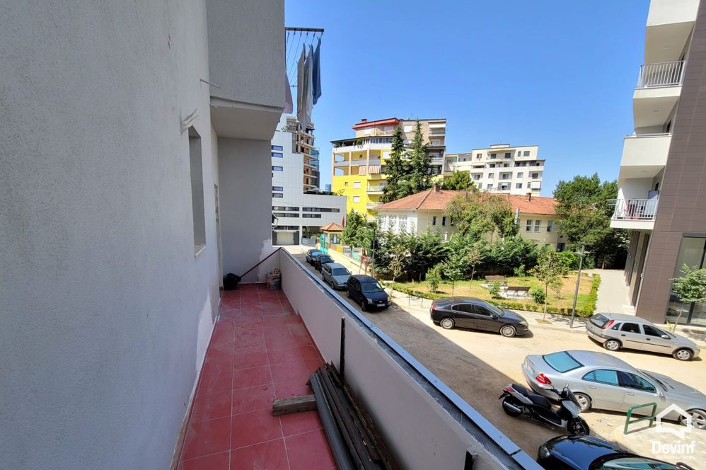 Tirane Qera Apartament 3+1 Zyre tek Medreseja ne Rr. Dibres apartament zyre
