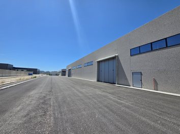 Magazine Shitje Shitet Magazinë pranë Portit të Ri, Porto Romano