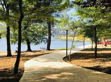 Bar-Restorant Qera Parku i Madh i Liqenit Artificial