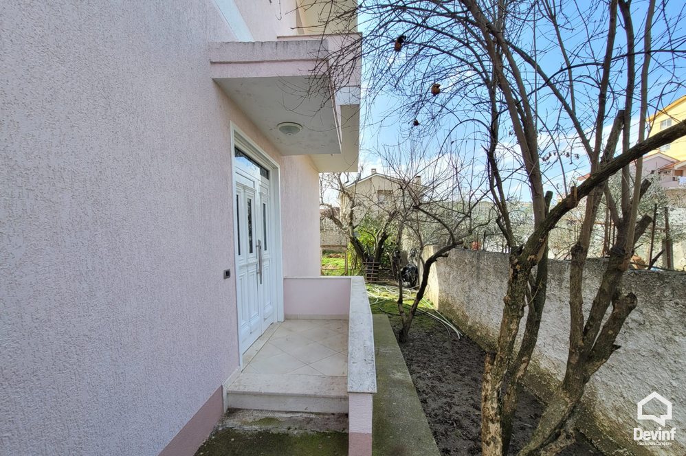 Tirane Qera Vile 2+1 Apartament ne vile qe ndodhet ne Sauk apartament kat vile