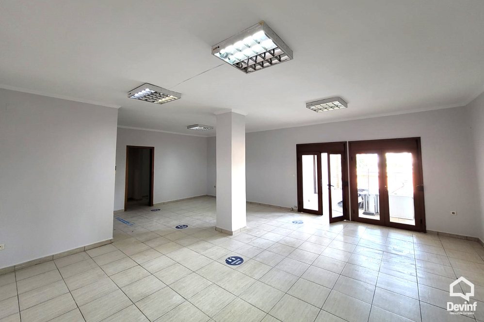 Tirane Qera Apartament 4+1+G Zyre ne zonen e Bllokut zyre