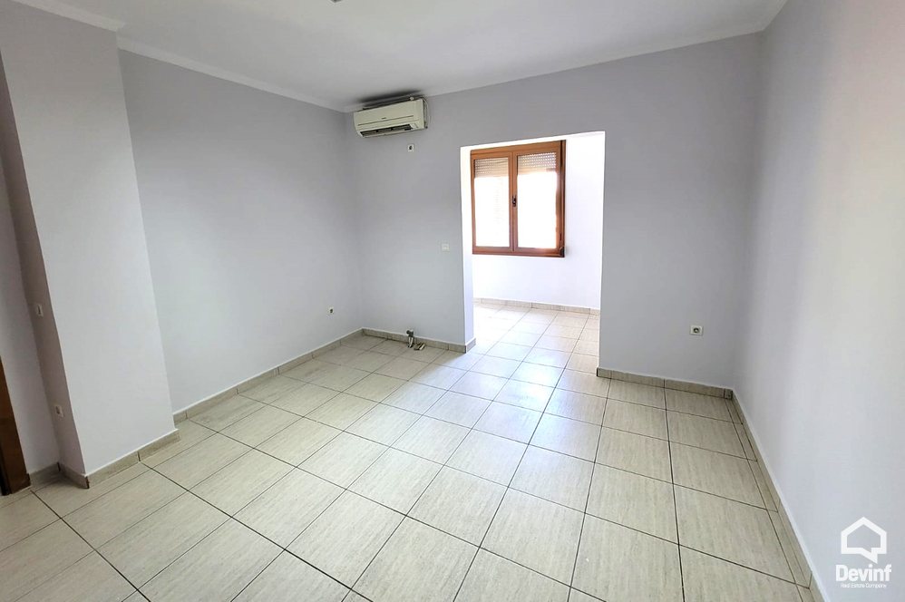 Tirane Qera Apartament 4+1+G Zyre ne zonen e Bllokut zyre