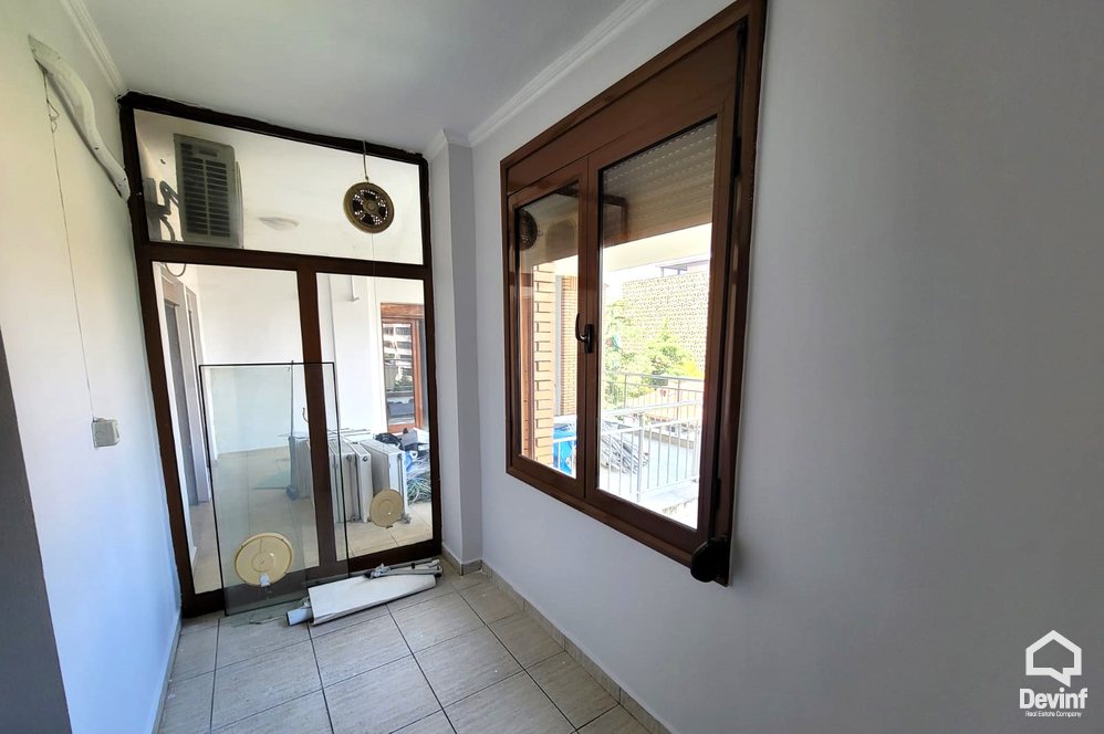 Tirane Qera Apartament 4+1+G Zyre ne zonen e Bllokut zyre